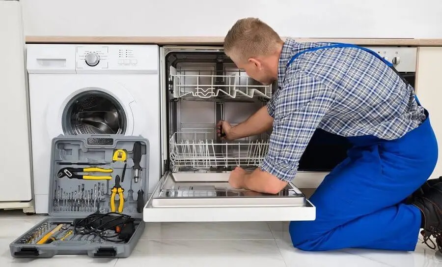 Altındağ Termoteknik servisi teknisyen ekibi beyaz eşya tamiri yaparken